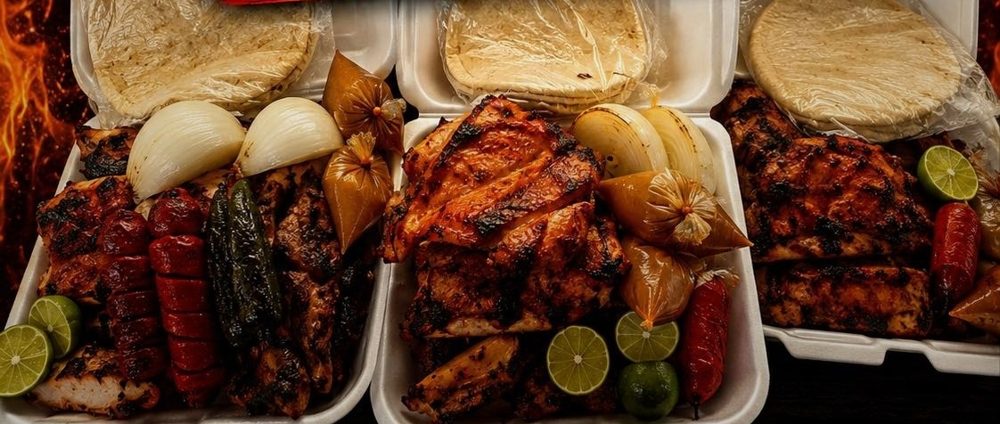 Tres charolas de paquete familiar: pollo asado al carbón, salchichón, cebolla asada y tortillas.